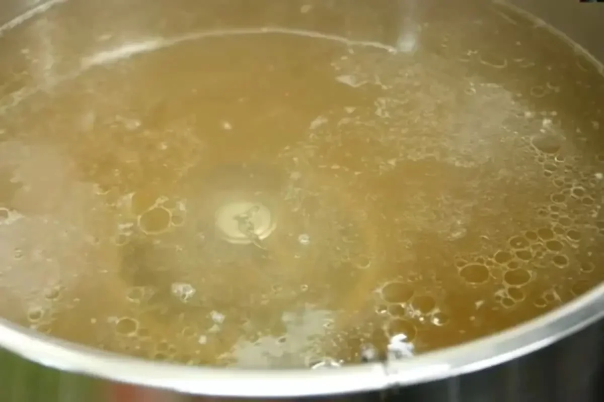 Ninh nước dùng nấu bánh đa cua 