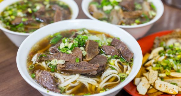 Nấu bún bò Huế tiện lợi nhưng vẫn giữ được hương vị đậm đà nhờ gói gia vị nấu