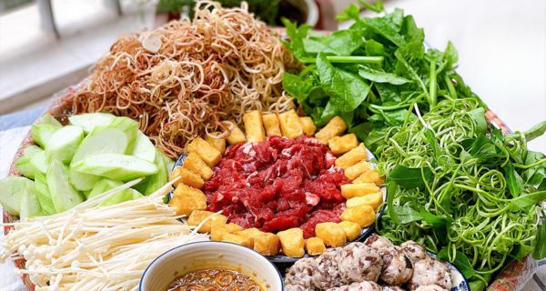 Lẩu riêu cua bắp bò ăn với rau muống, tía tô, giá đỗ,...