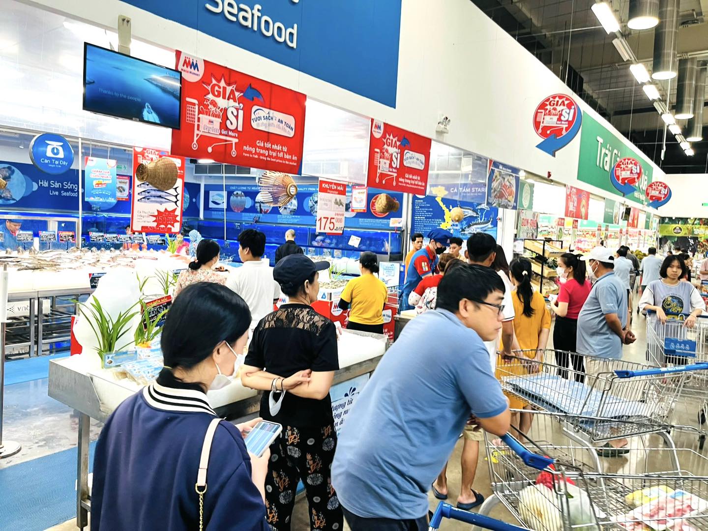 Người tiêu dùng chọn mua thực phẩm tại MM Mega Market Biên Hoà. (Nguồn: Internet)